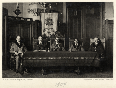 106702 Groepsportret van de senaat van het Utrechtsch Studentencorps (U.S.C.) van het jaar 1907/08: A.K.C. de Braun ...